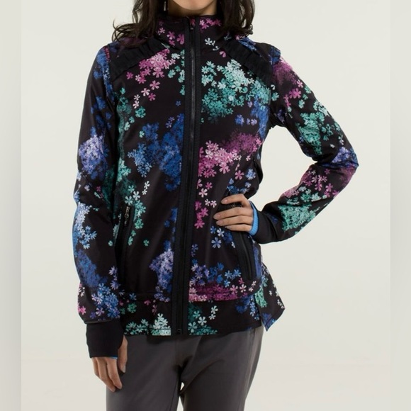 Lulu Lemon Run: Bandit Jacket in retired 2013 pattern - Picture 3 of 10
